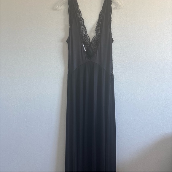 Vanity Fair Vintage Maxi Nightgown Black Lace Trim Size Medium - Picture 2 of 4